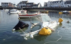 Relevage d'un bateau coulé par plongeur en Bretagne